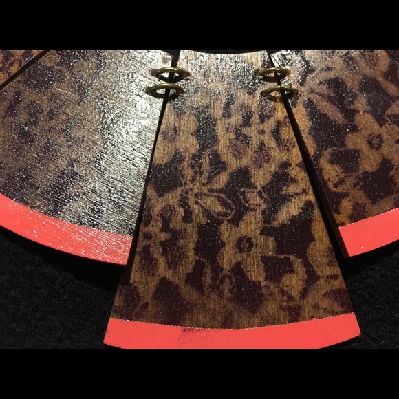 Wooden animal print statement necklace - Picture 3 of 3